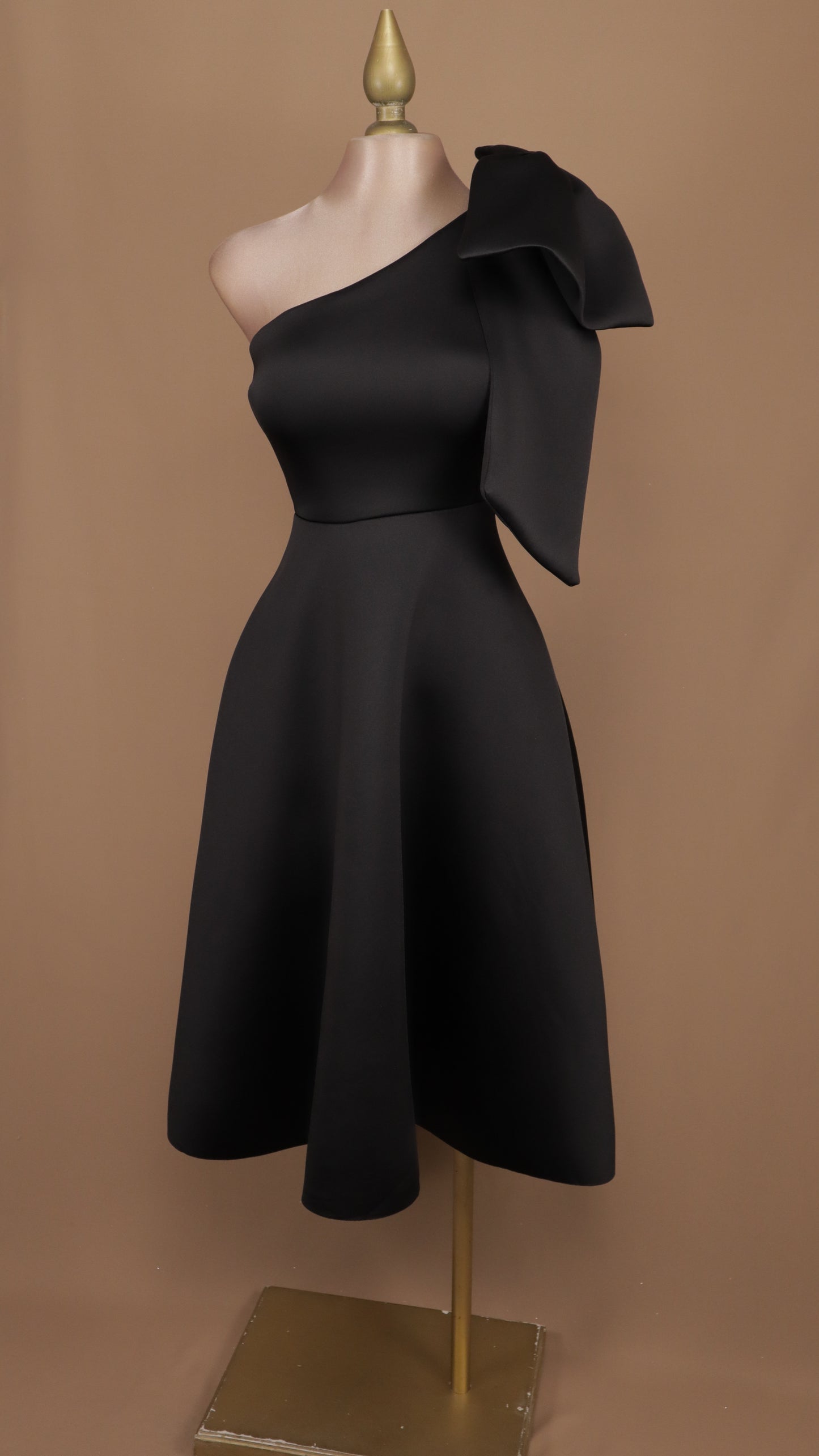 Vestido midi con escote asimétrico y moño