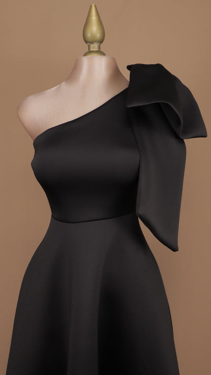 Vestido midi con escote asimétrico y moño
