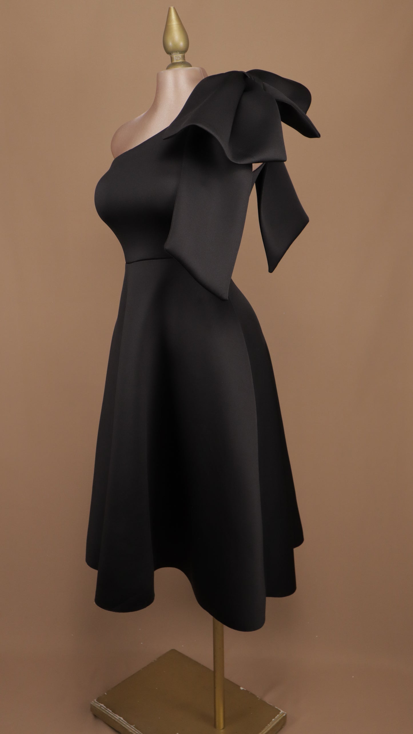Vestido midi con escote asimétrico y moño