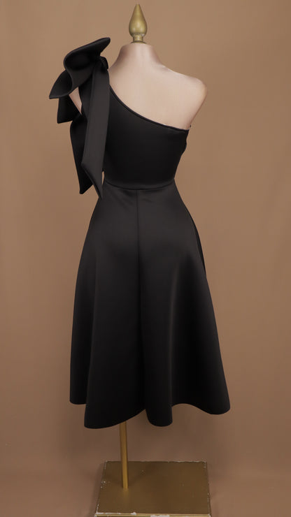 Vestido midi con escote asimétrico y moño