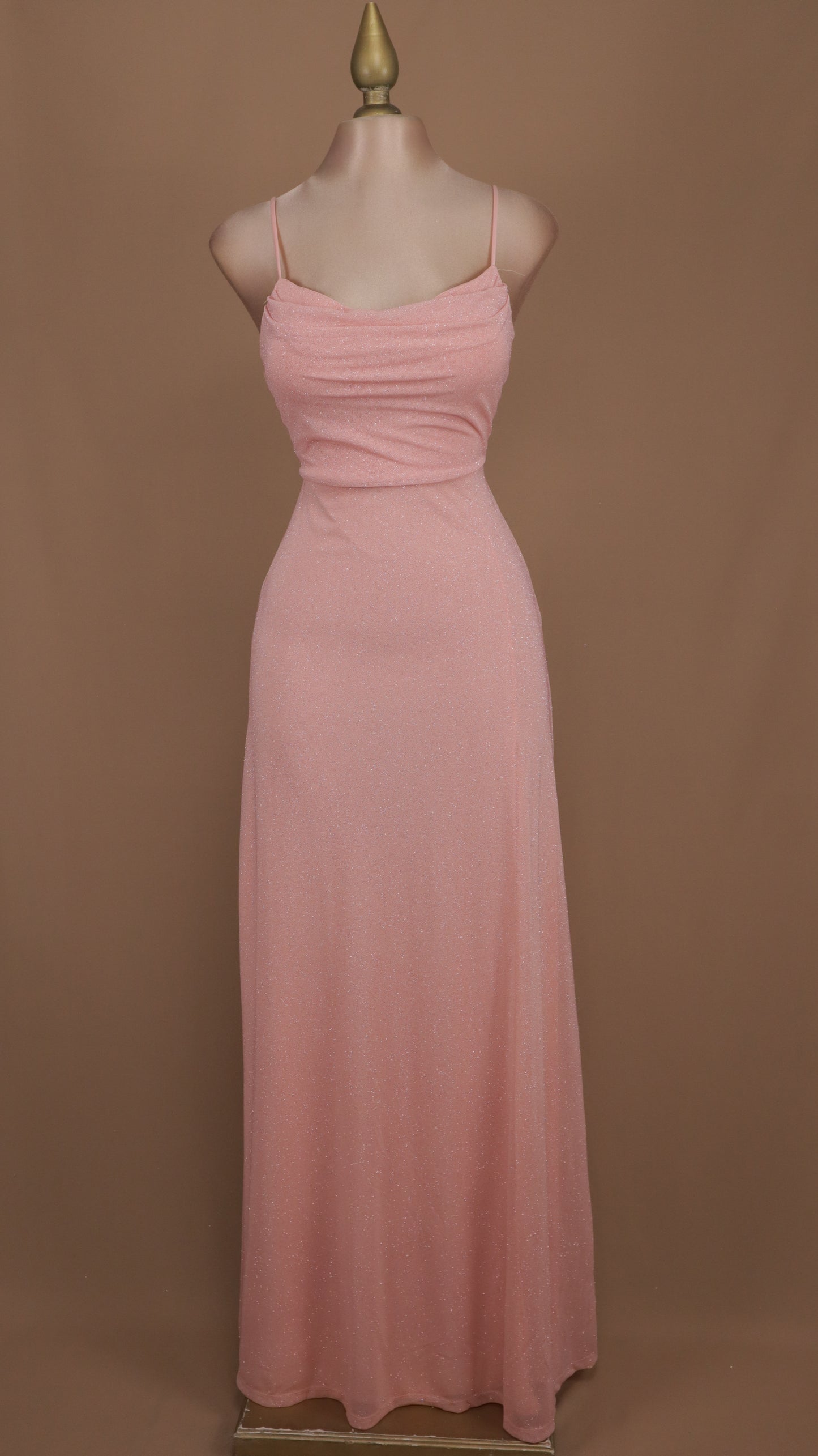 Vestido largo con destellos y agujetas en la espalda