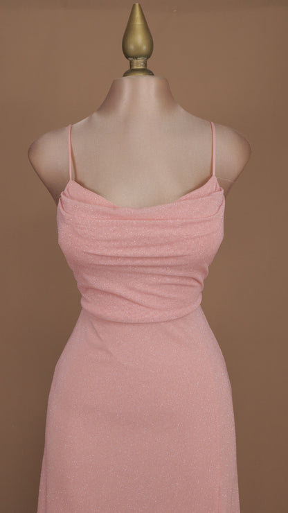 Vestido largo con destellos y agujetas en la espalda