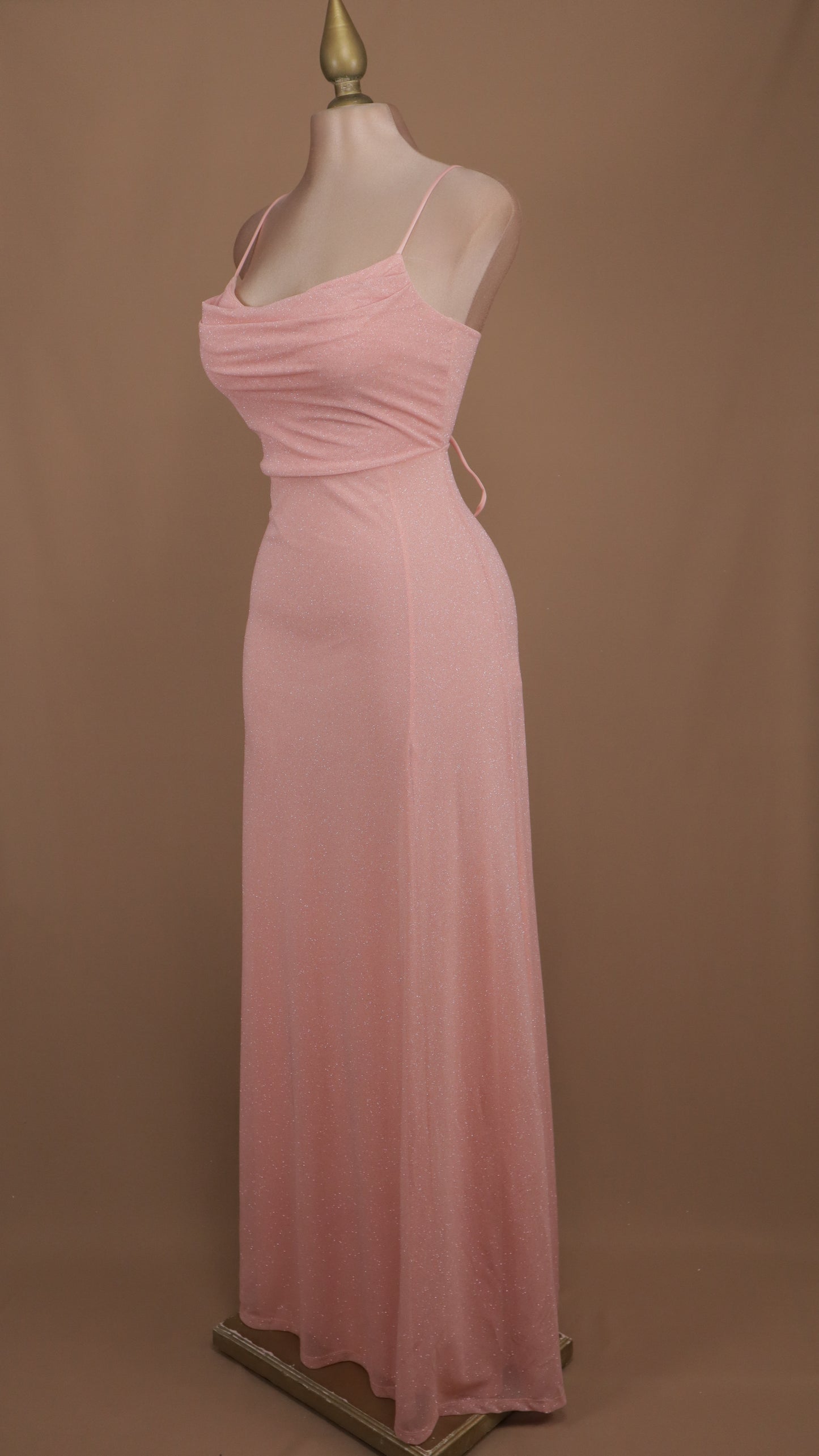 Vestido largo con destellos y agujetas en la espalda