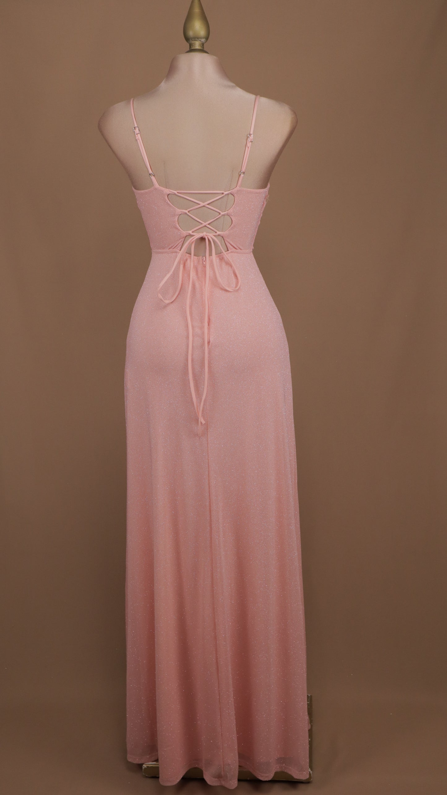 Vestido largo con destellos y agujetas en la espalda