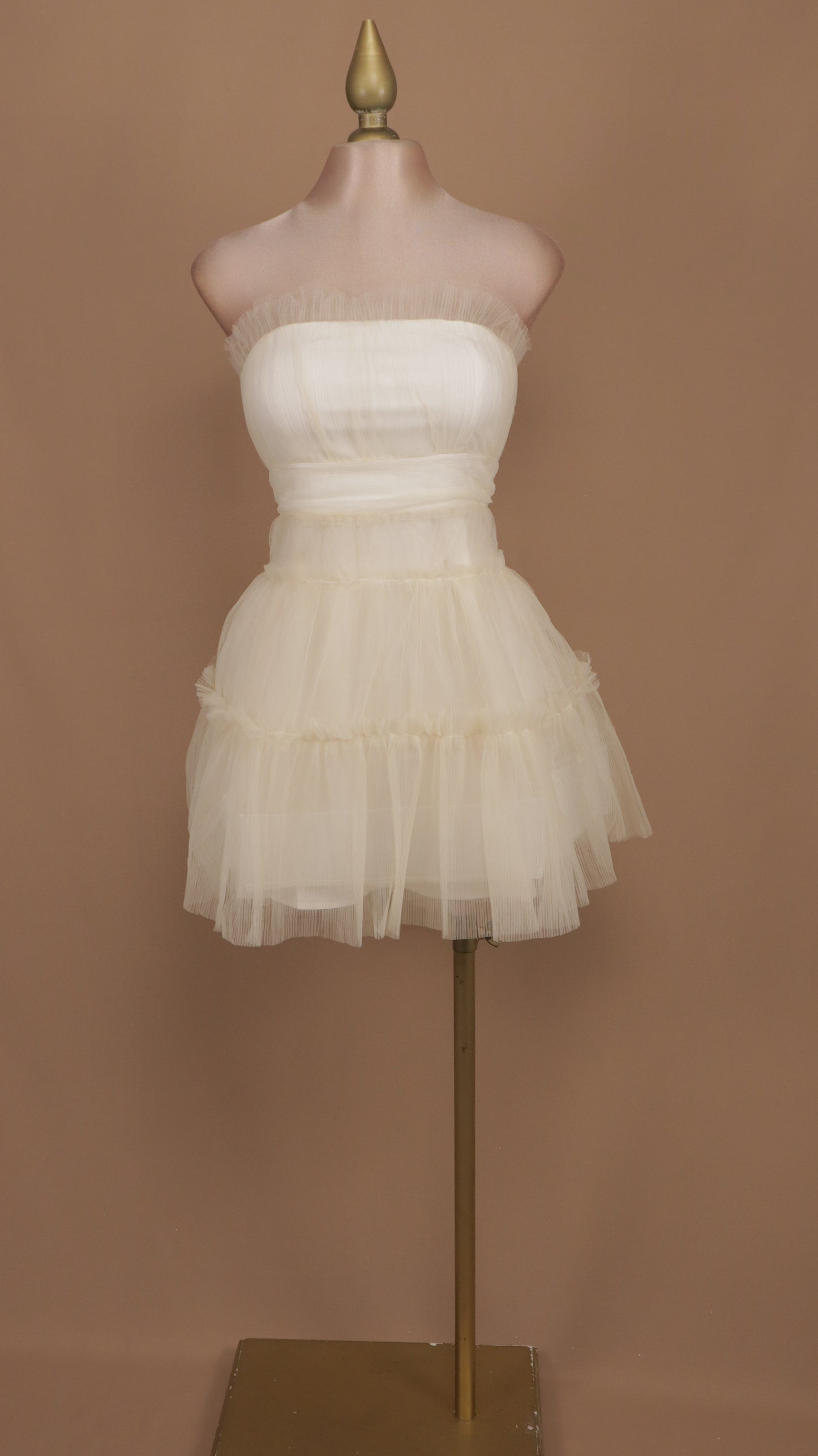 Vestido corto de tul estraple