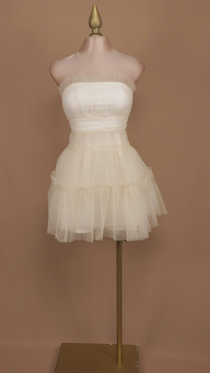 Vestido corto de tul estraple