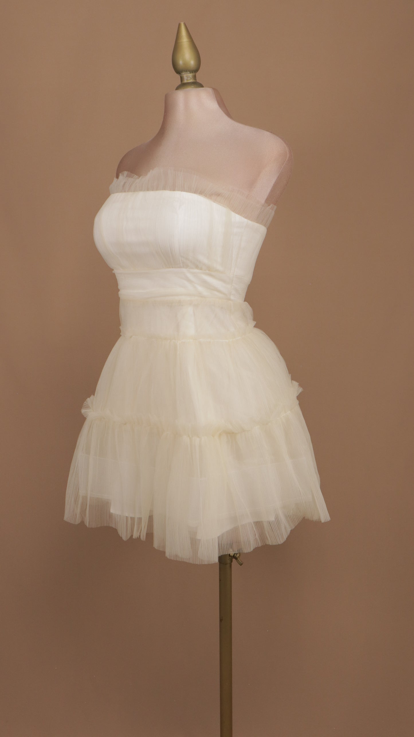 Vestido corto de tul estraple