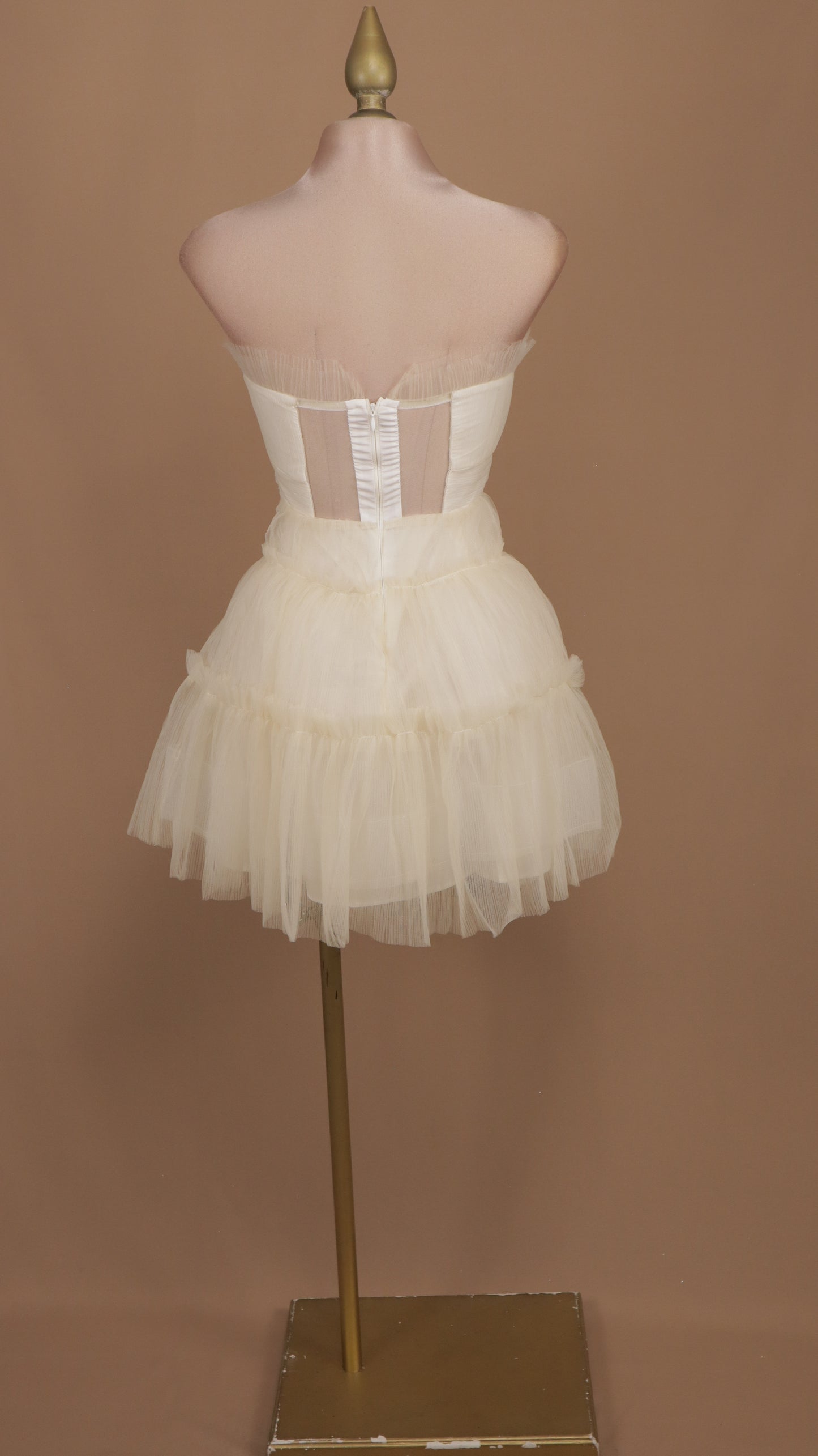 Vestido corto de tul estraple