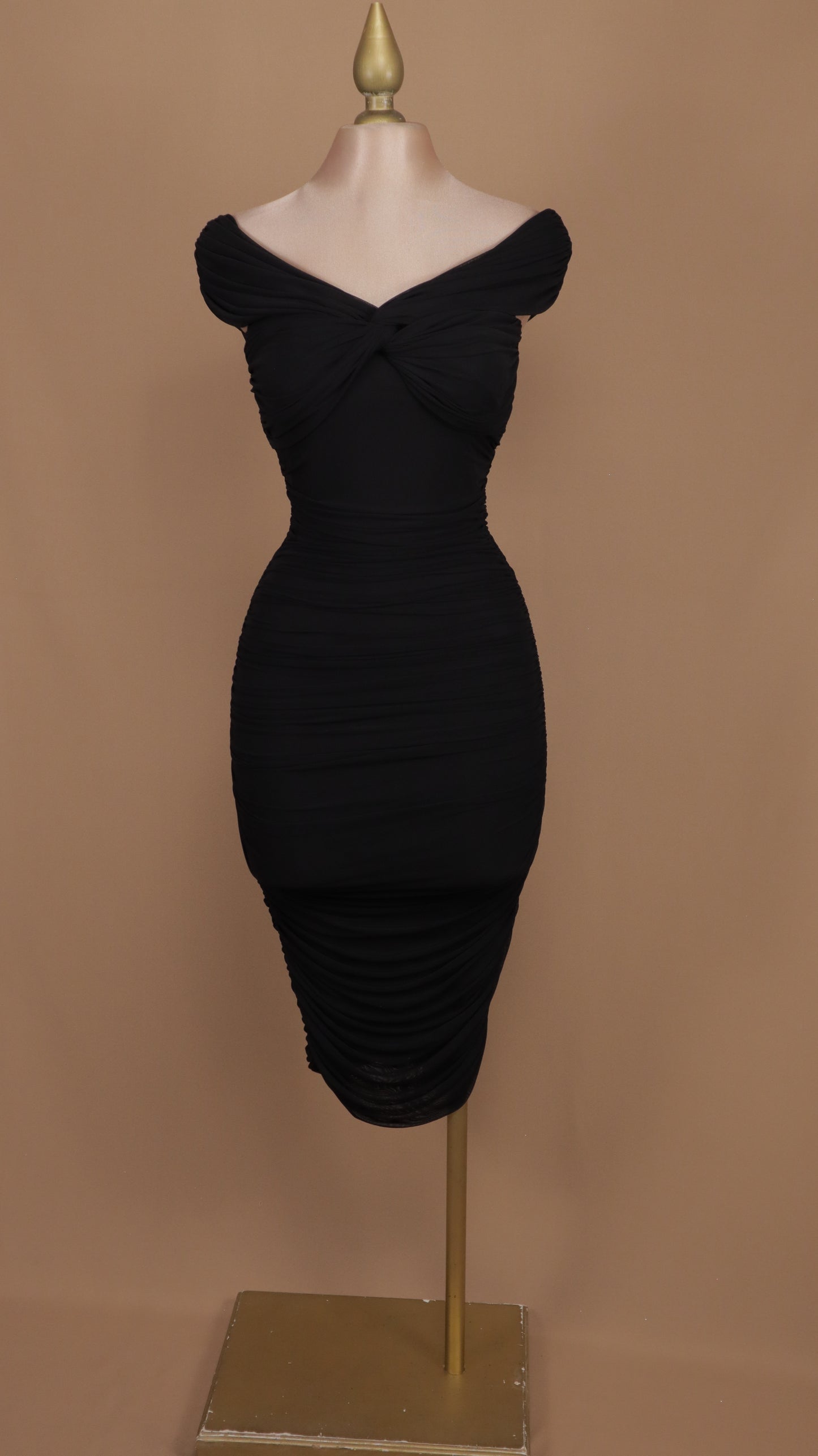 Vestido midi corrugado al hombro
