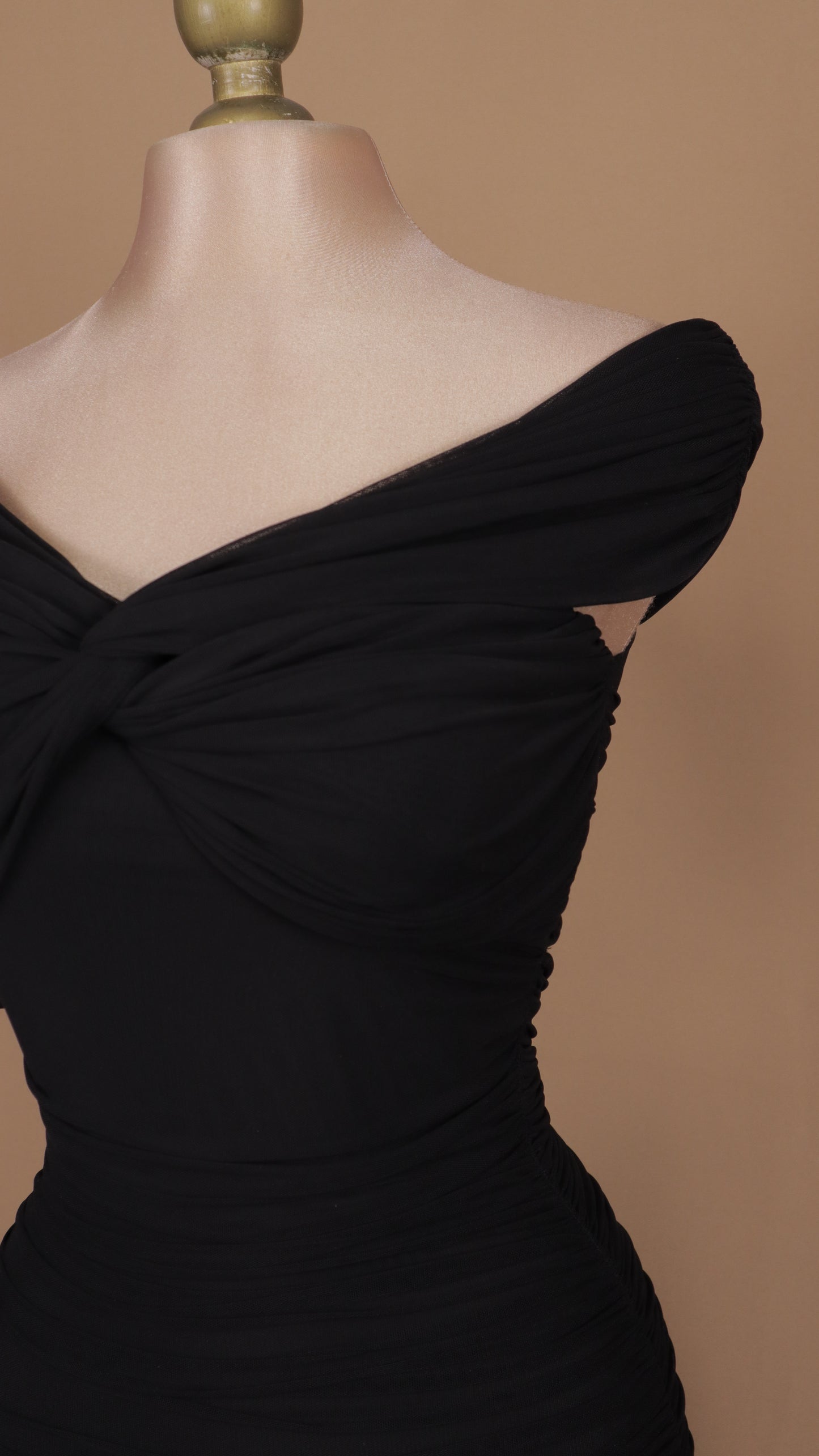 Vestido midi corrugado al hombro