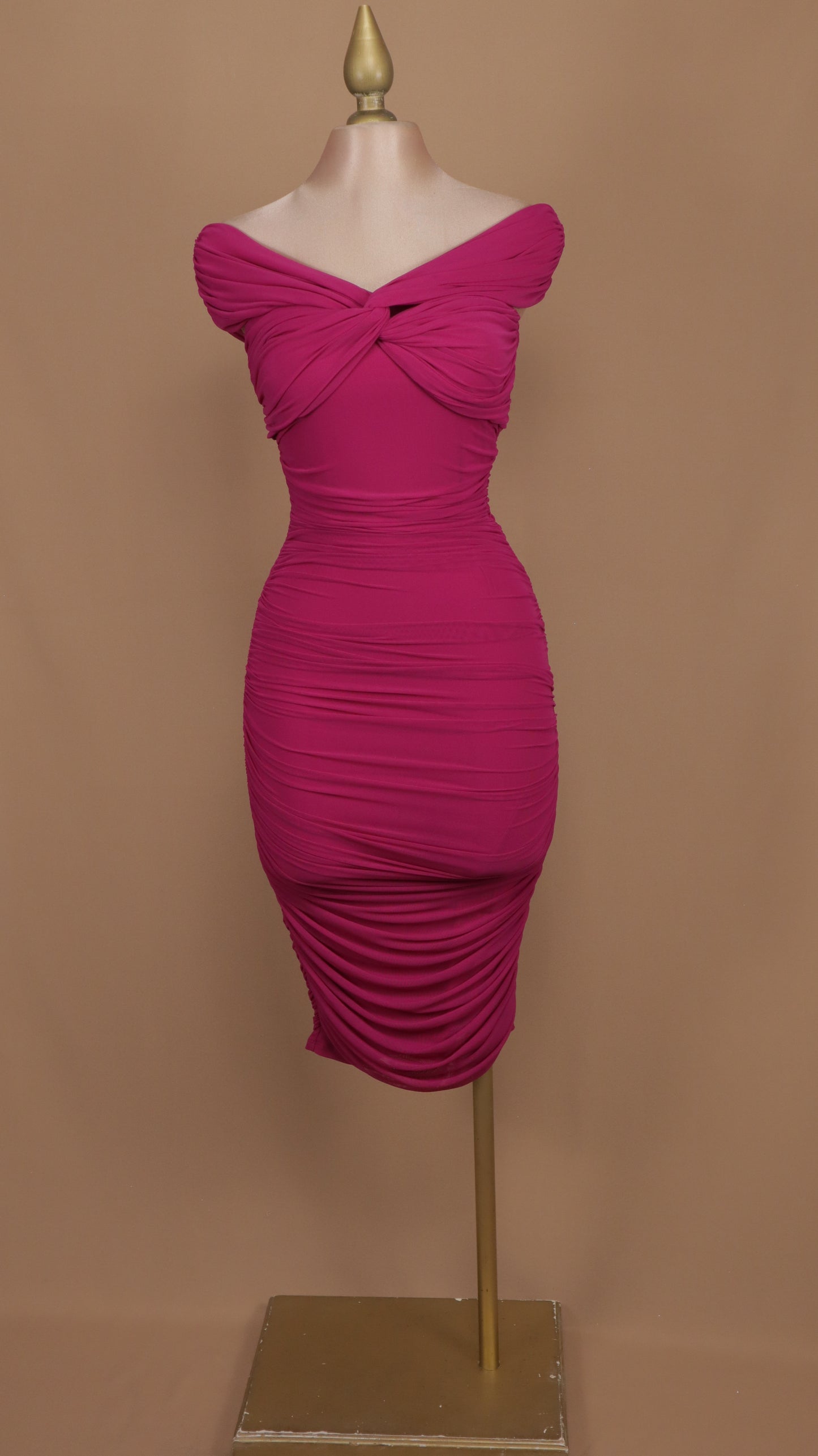 Vestido midi corrugado al hombro