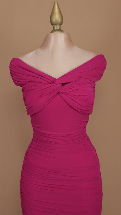 Vestido midi corrugado al hombro