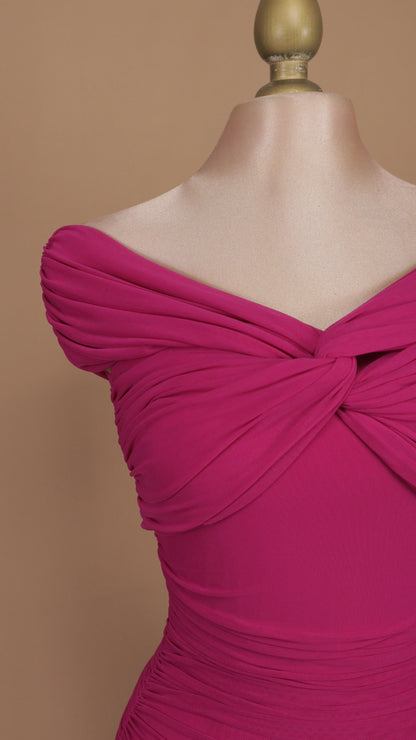 Vestido midi corrugado al hombro
