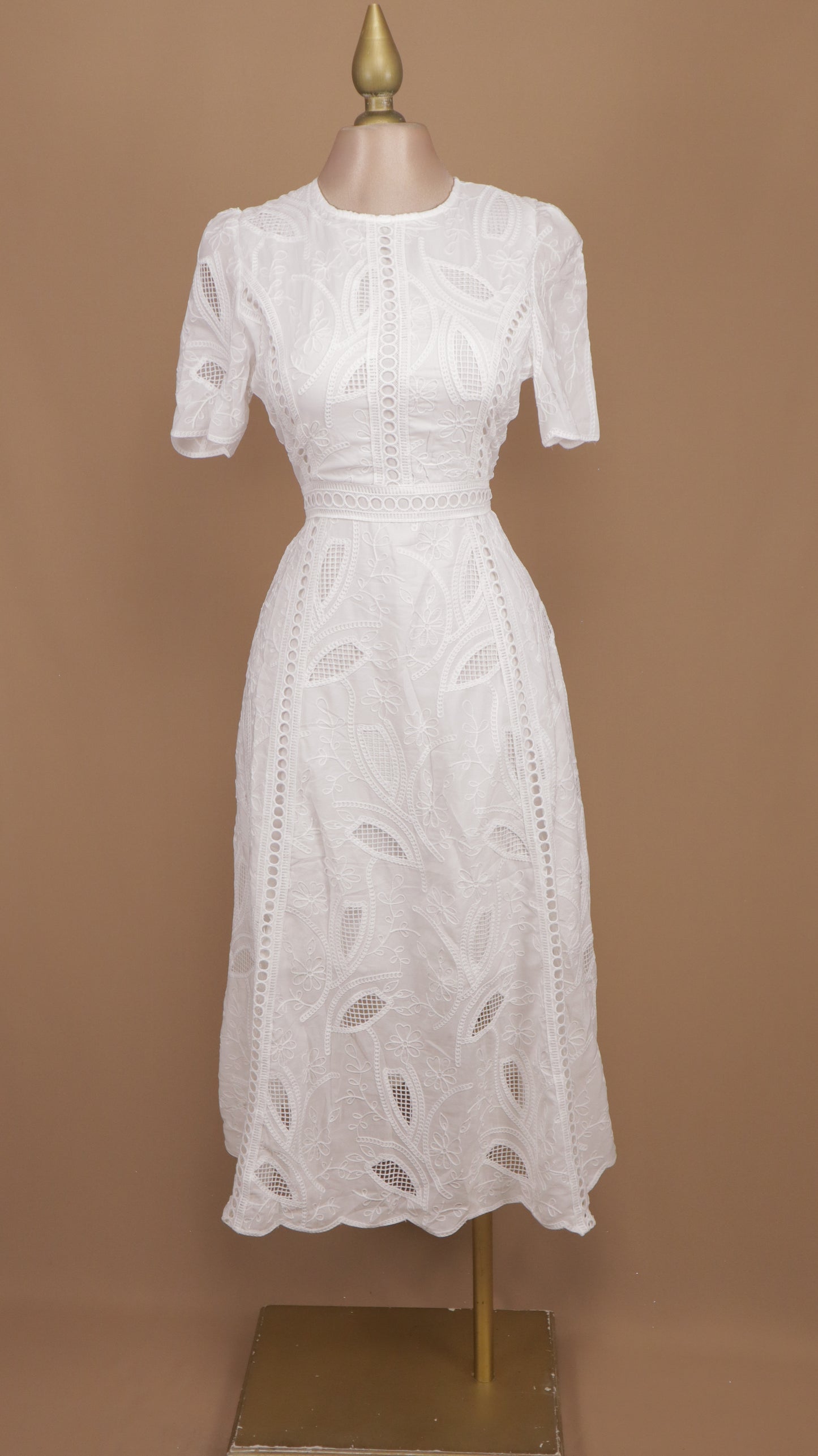 Vestido midi con manga y tipo bordado