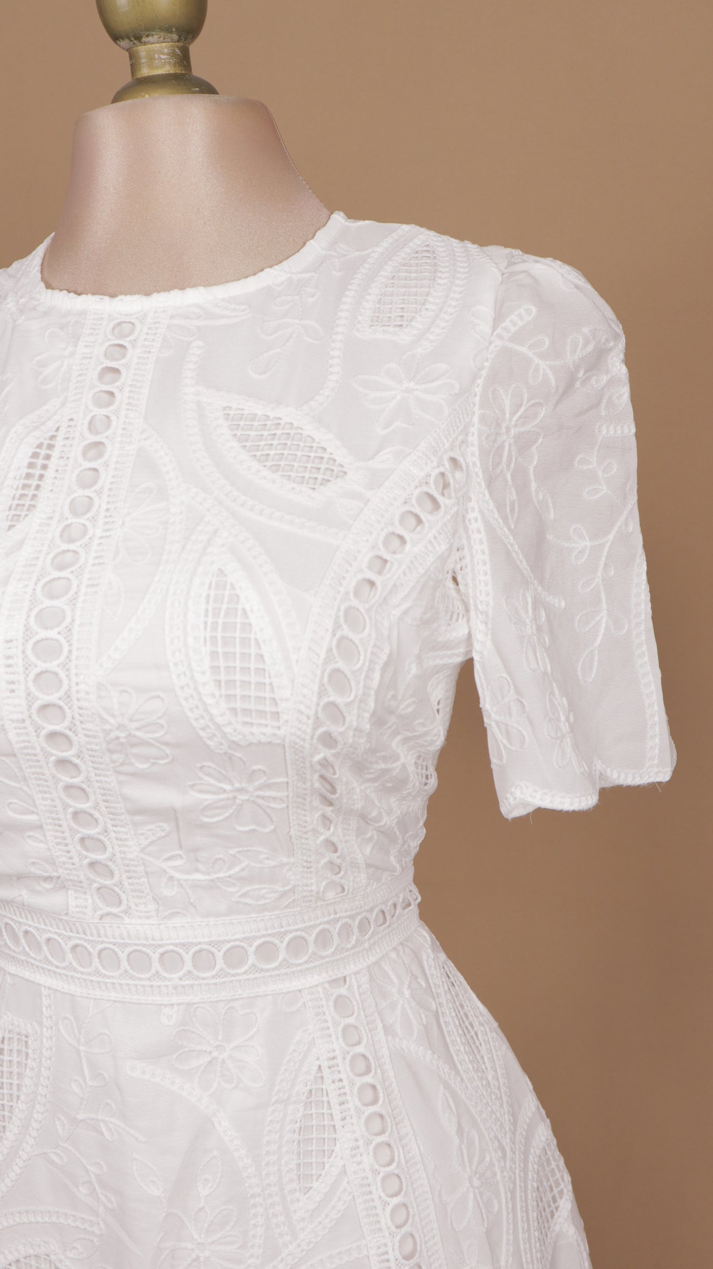 Vestido midi con manga y tipo bordado