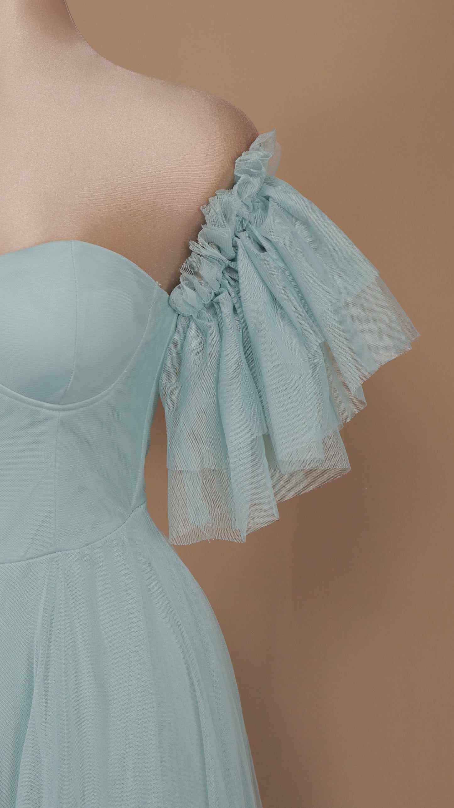 Vestido largo con manga de escarola de tul