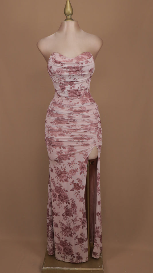 Vestido largo estampado estraple con abertura en pierna