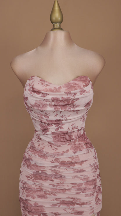 Vestido largo estampado estraple con abertura en pierna
