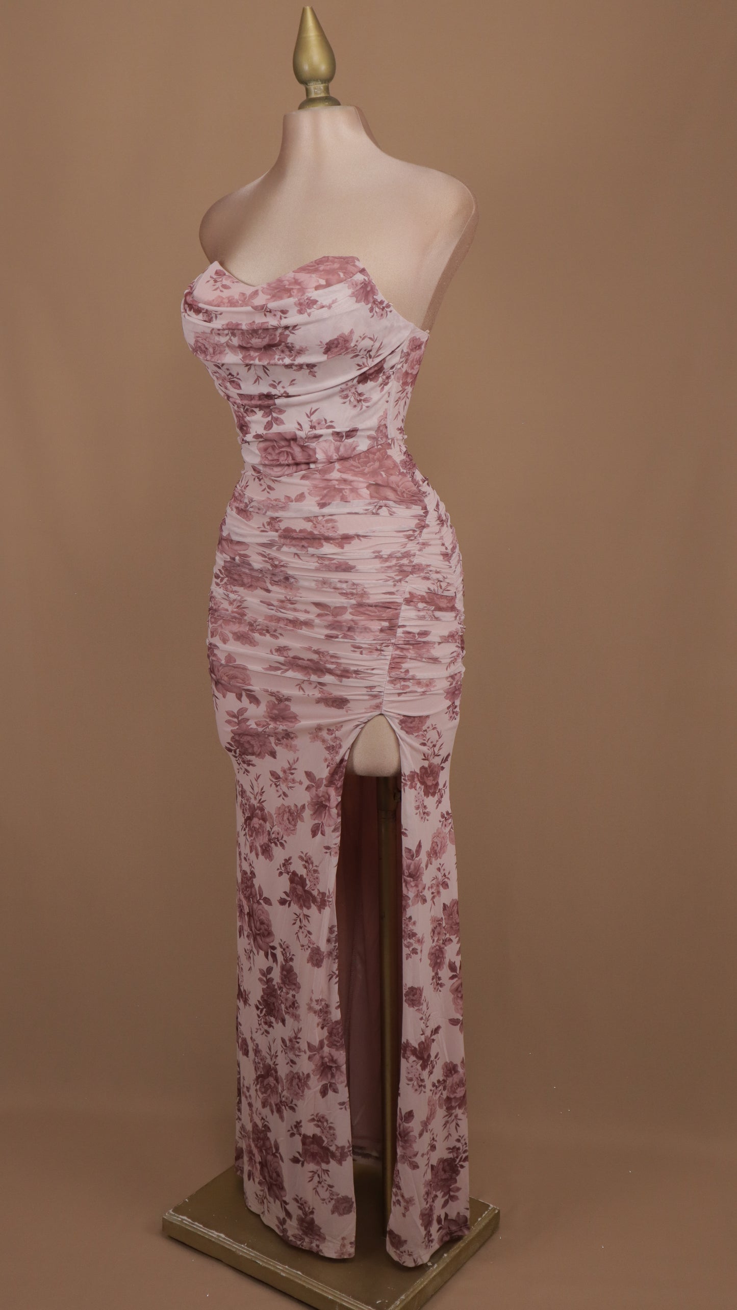 Vestido largo estampado estraple con abertura en pierna