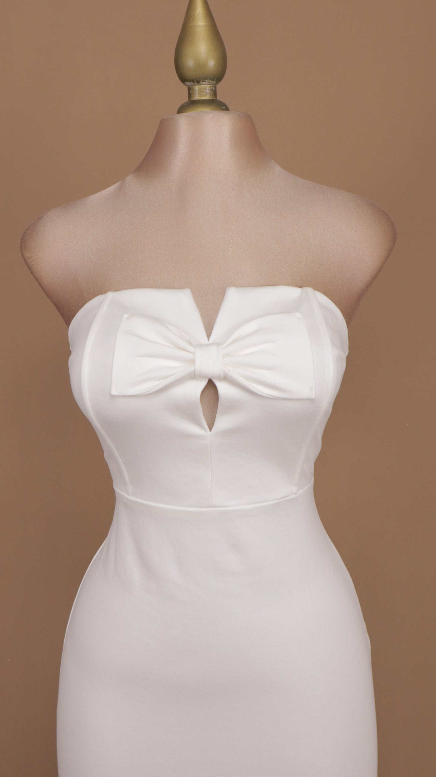 Vestido midi estraple de licra con moño