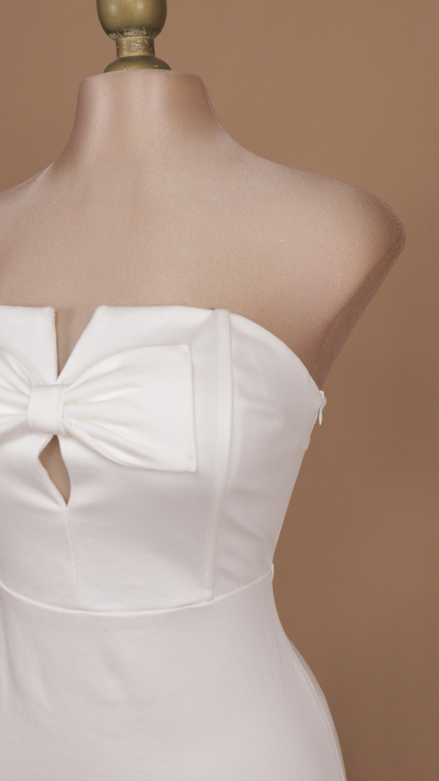 Vestido midi estraple de licra con moño