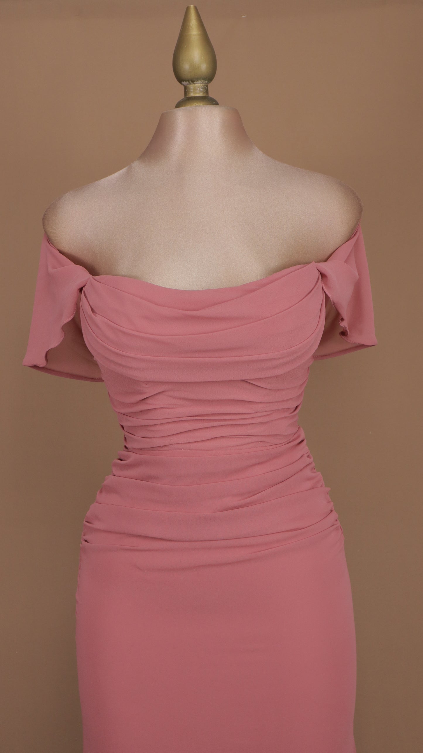 Vestido largo al hombro y plisado de chiffon