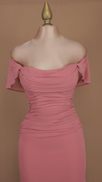 Vestido largo al hombro y plisado de chiffon