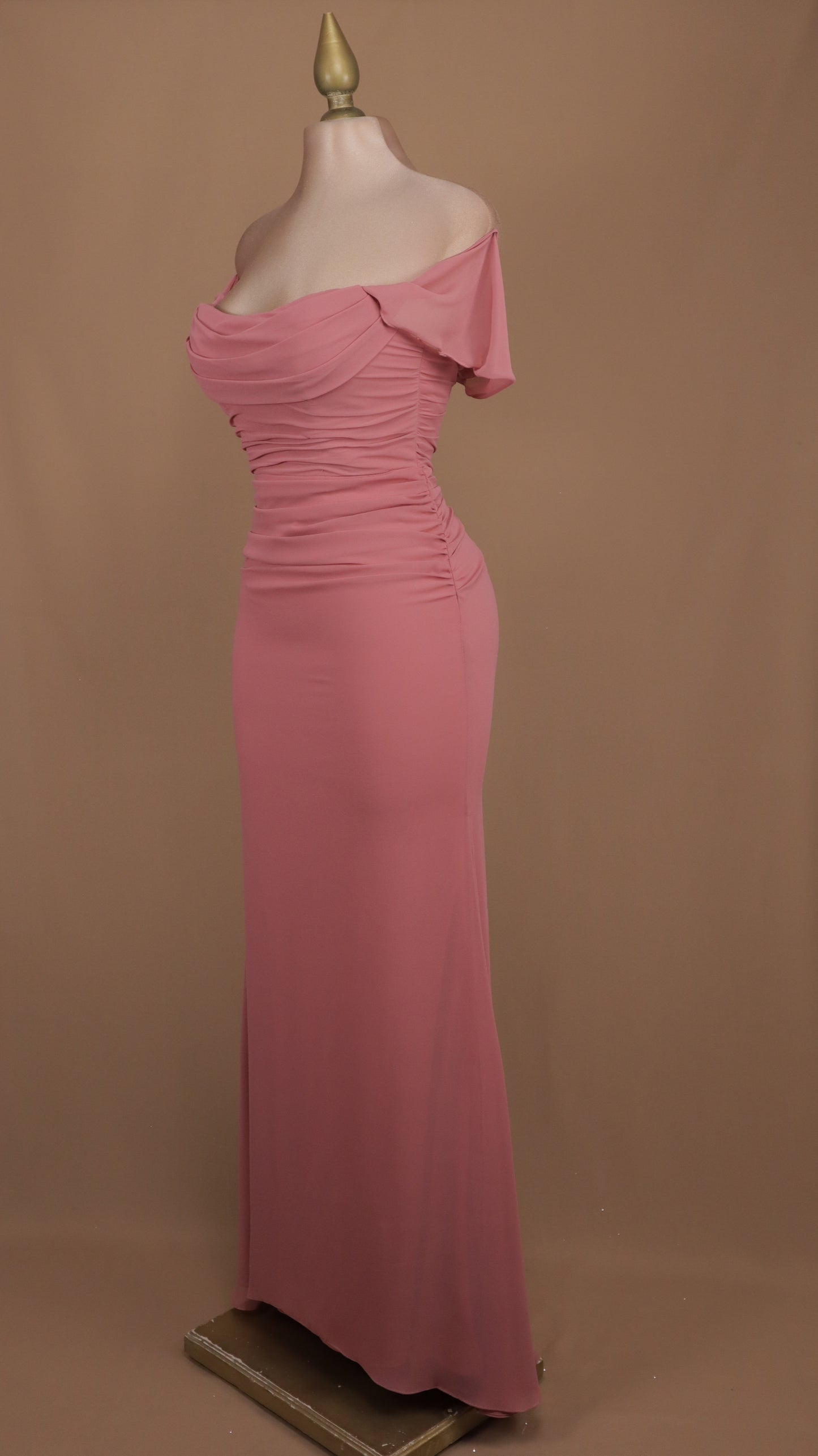 Vestido largo al hombro y plisado de chiffon