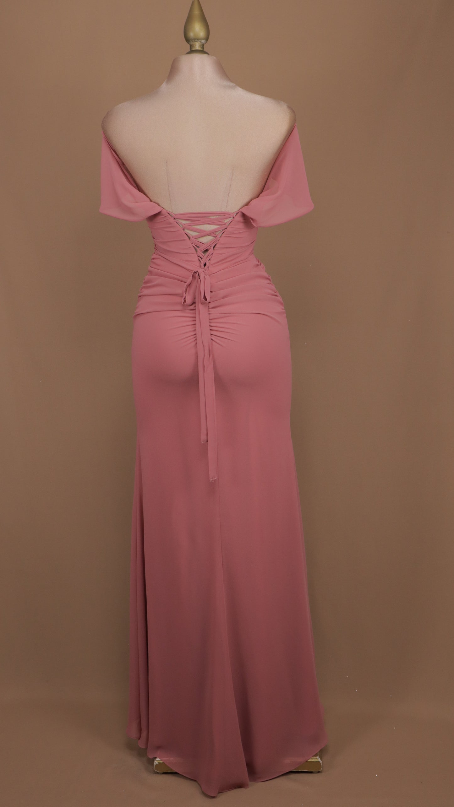 Vestido largo al hombro y plisado de chiffon