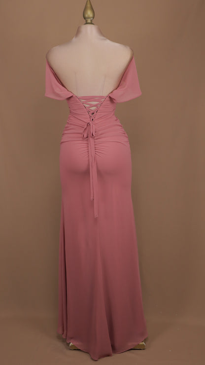Vestido largo al hombro y plisado de chiffon