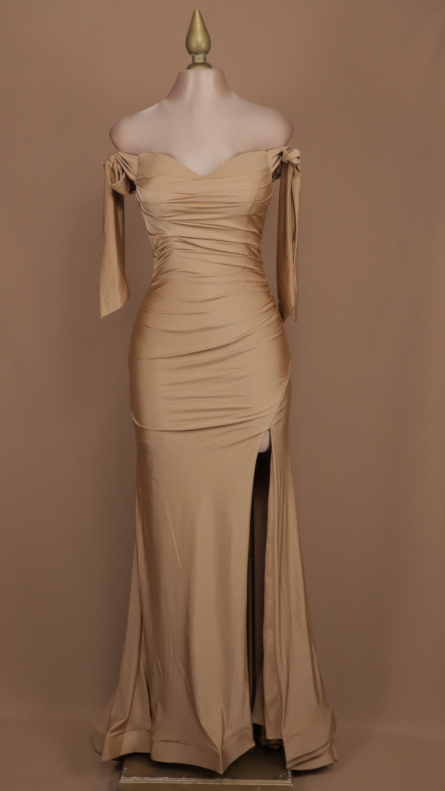 Vestido largo con escote al hombro y abertura en pierna