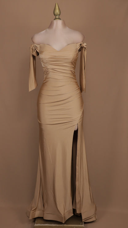 Vestido largo con escote al hombro y abertura en pierna