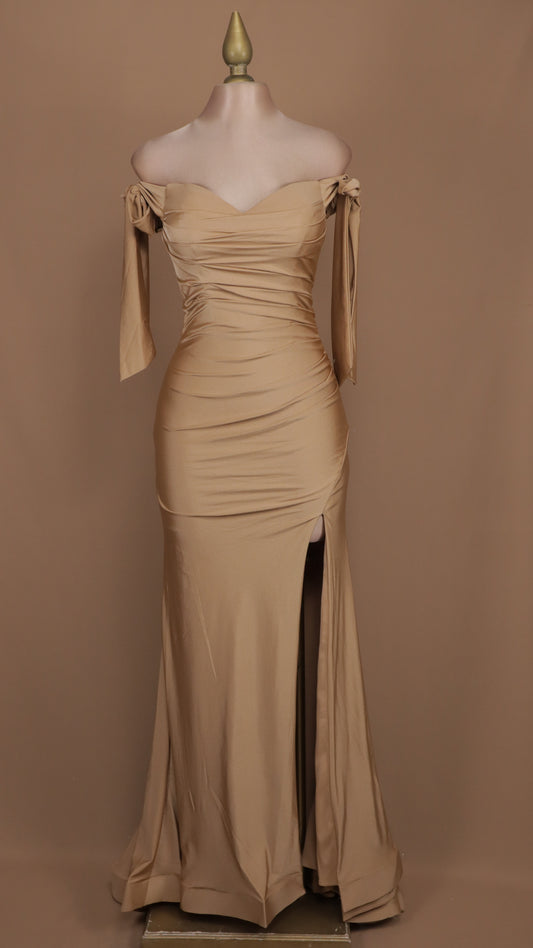 Vestido largo con escote al hombro y abertura en pierna