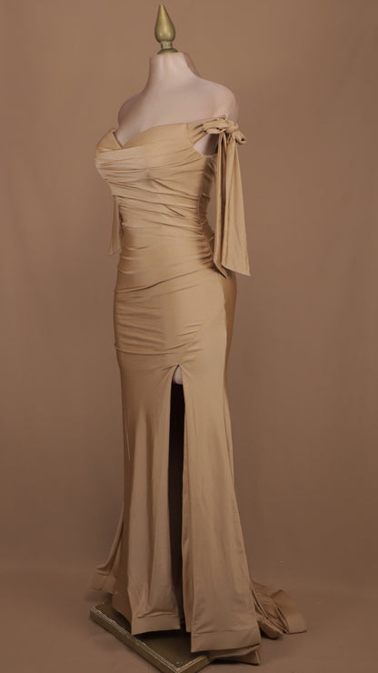 Vestido largo con escote al hombro y abertura en pierna