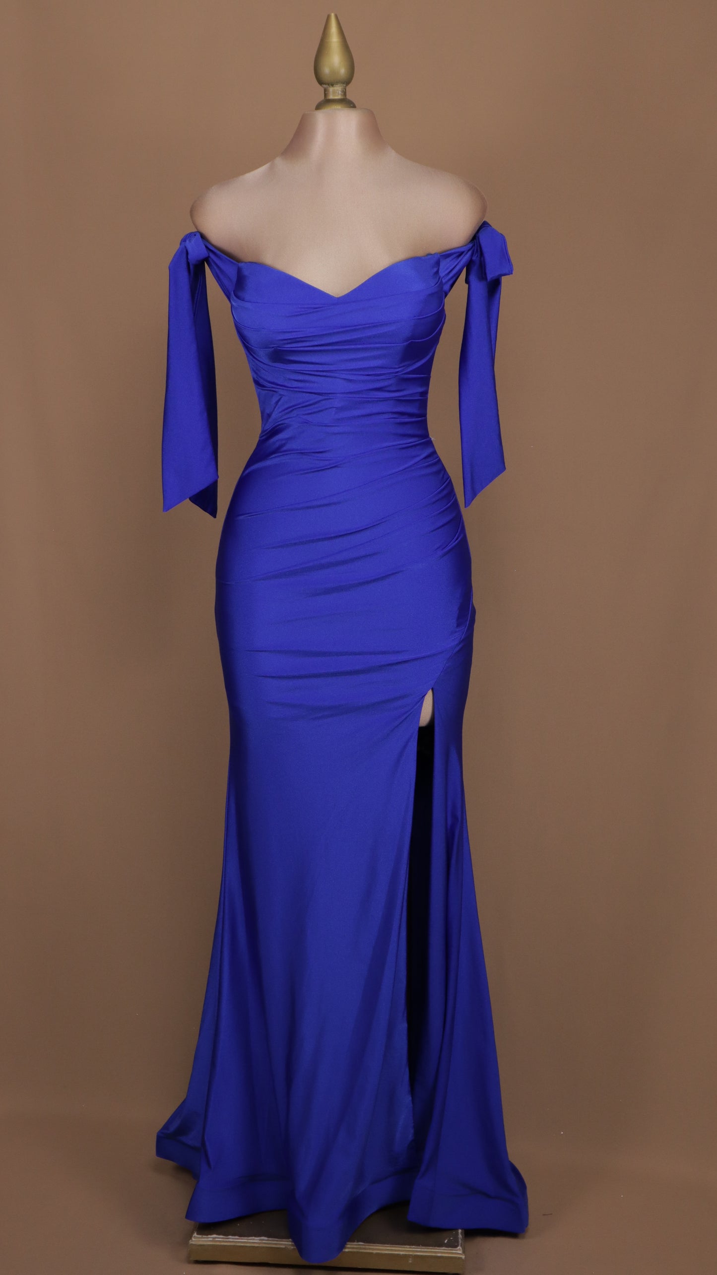 Vestido largo con escote al hombro y abertura en pierna