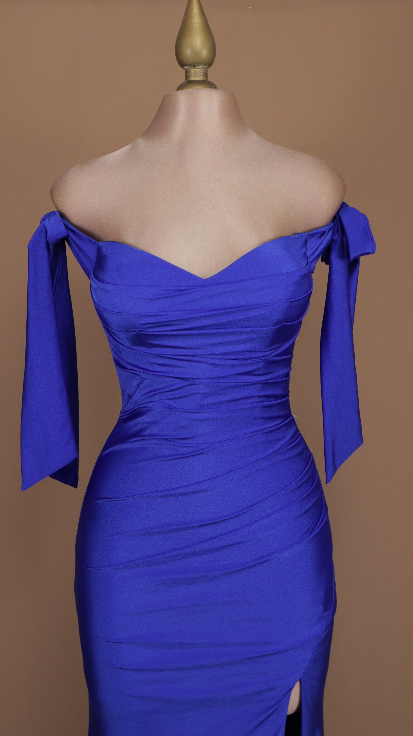 Vestido largo con escote al hombro y abertura en pierna