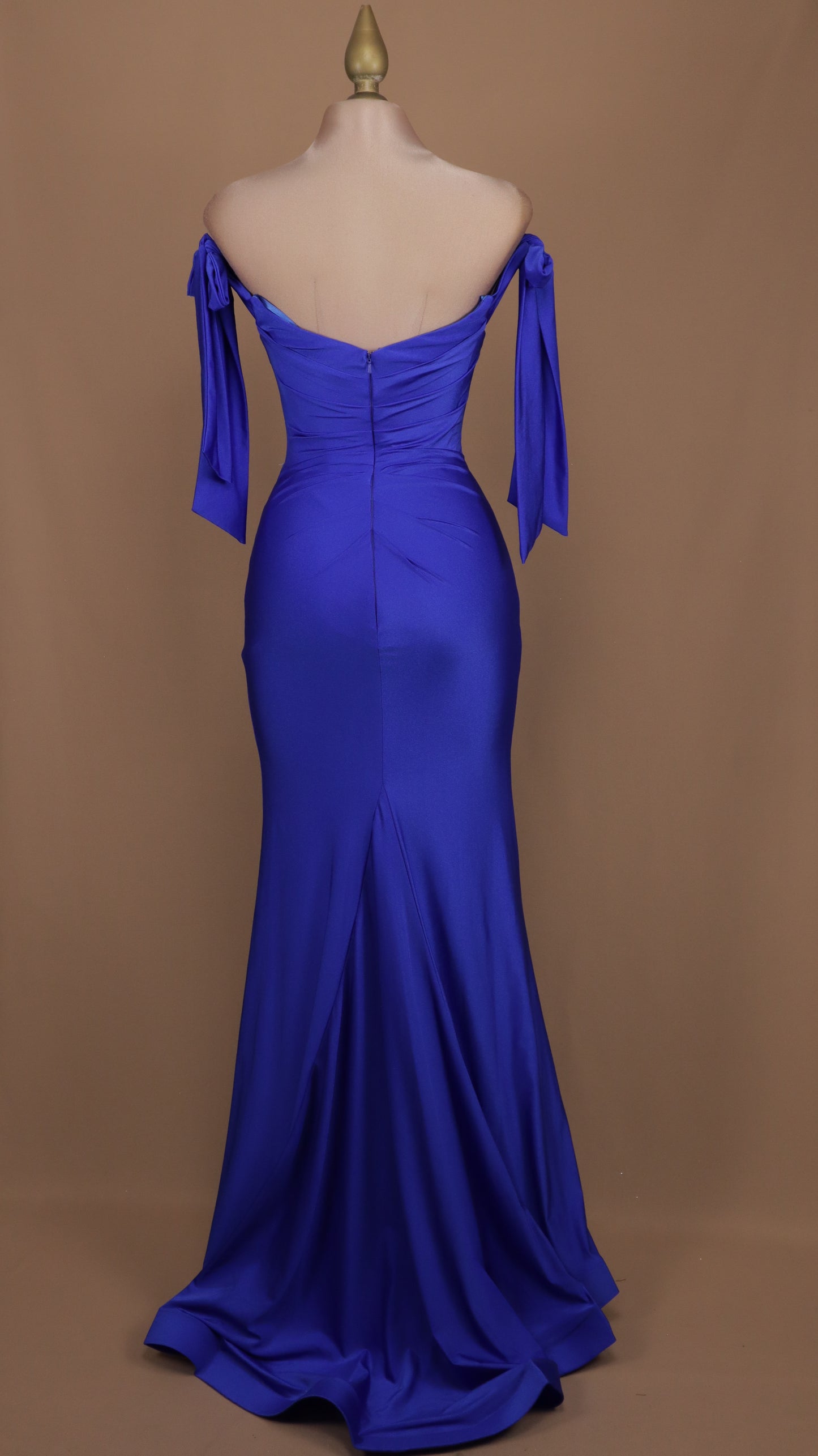 Vestido largo con escote al hombro y abertura en pierna