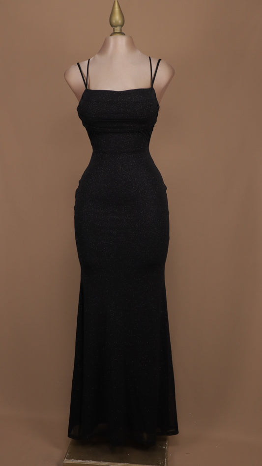 Vestido largo con destellos y escote en la espalda