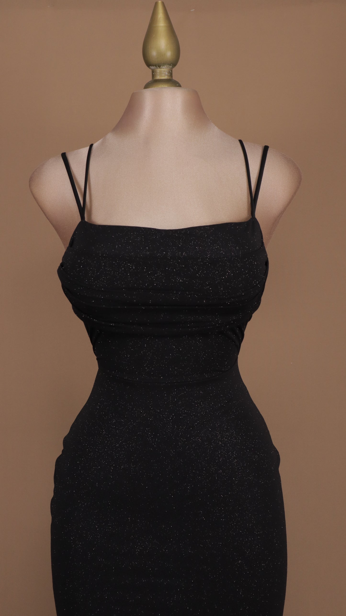Vestido largo con destellos y escote en la espalda