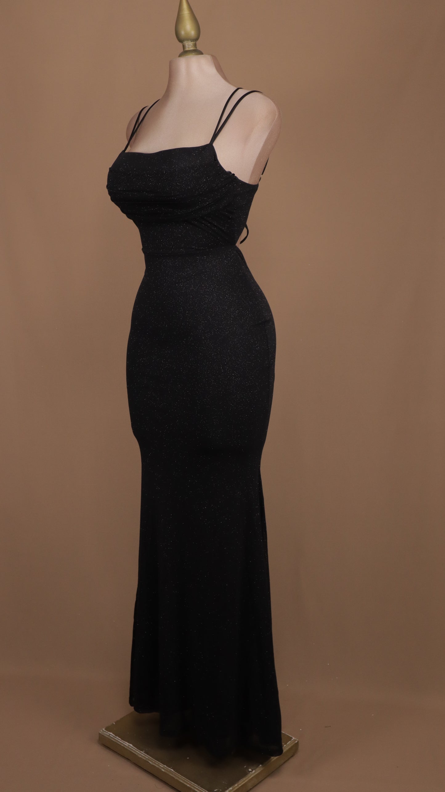 Vestido largo con destellos y escote en la espalda