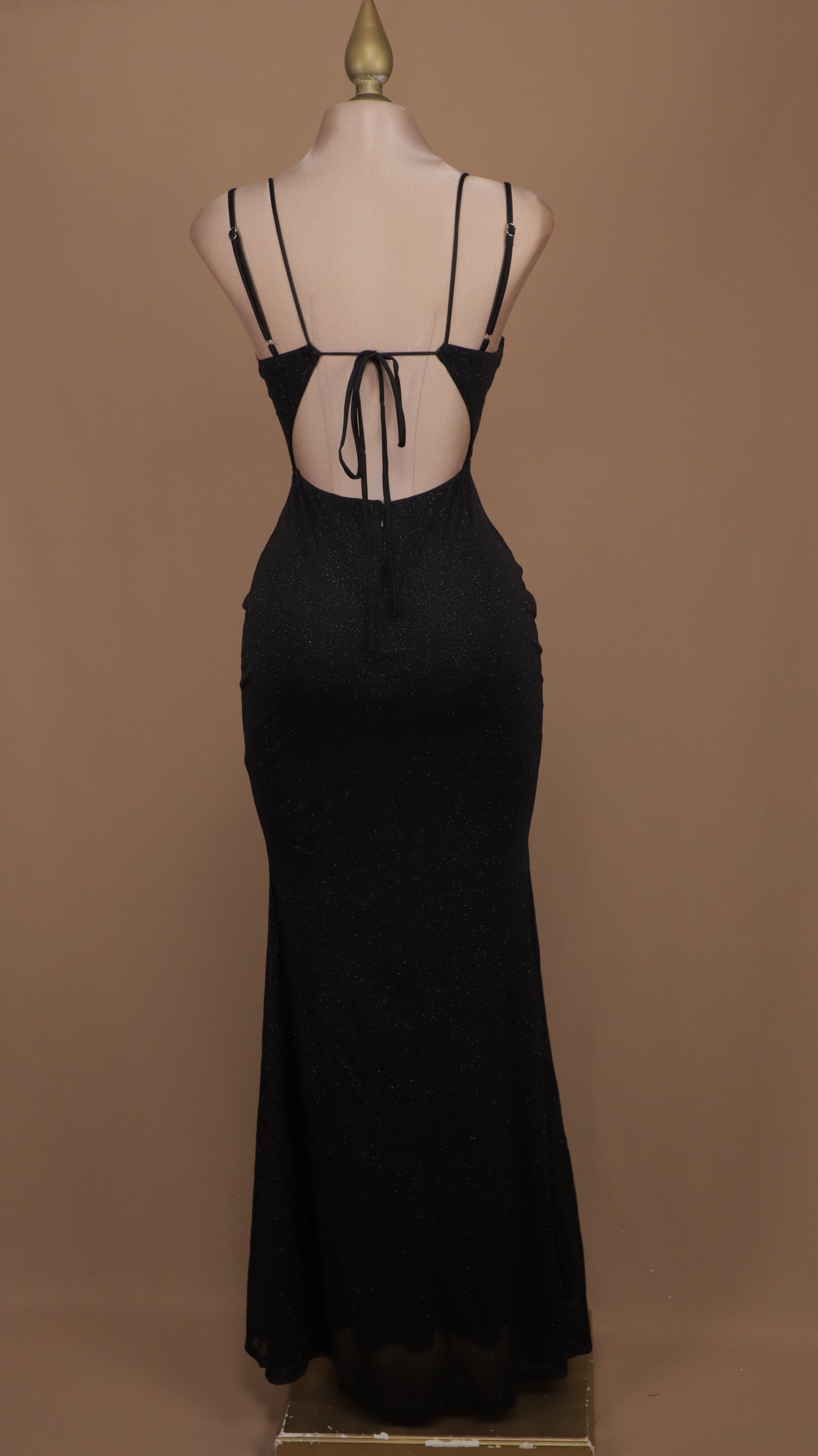 Vestido largo con destellos y escote en la espalda