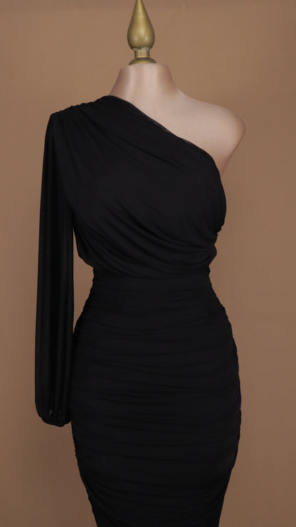 Vestido midi escote asimétrico manga larga