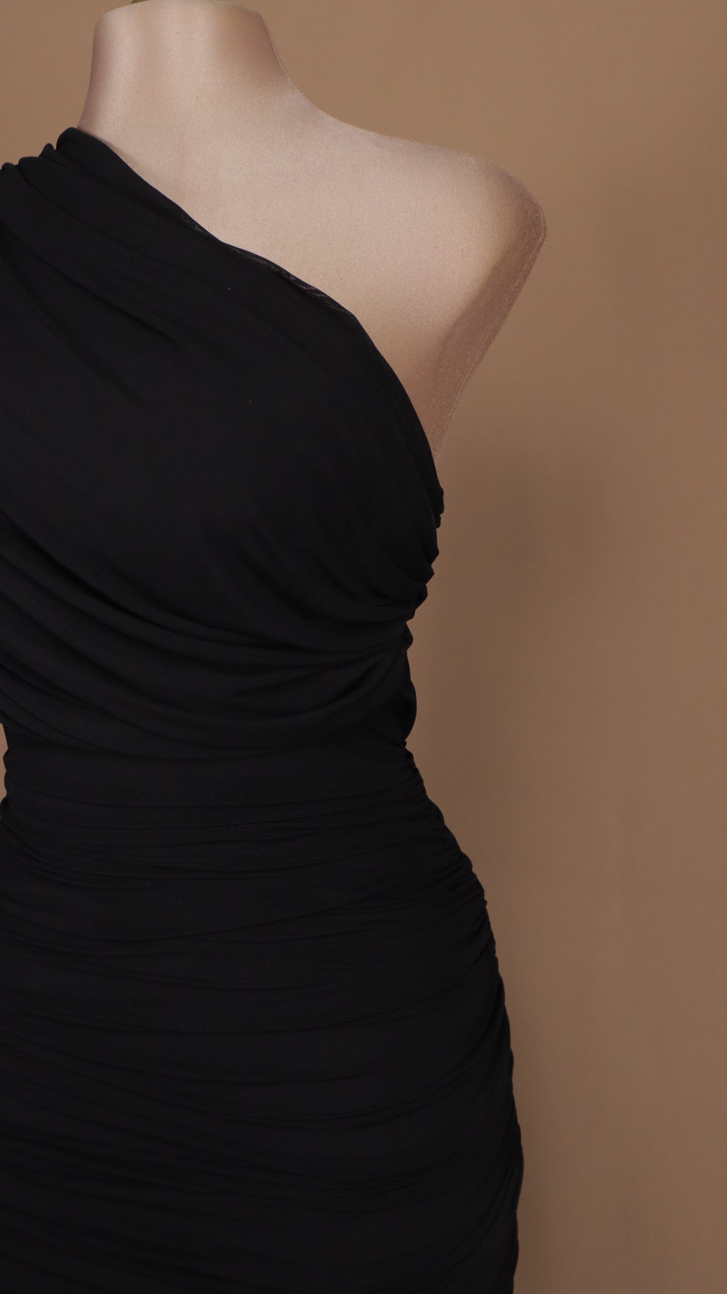 Vestido midi escote asimétrico manga larga