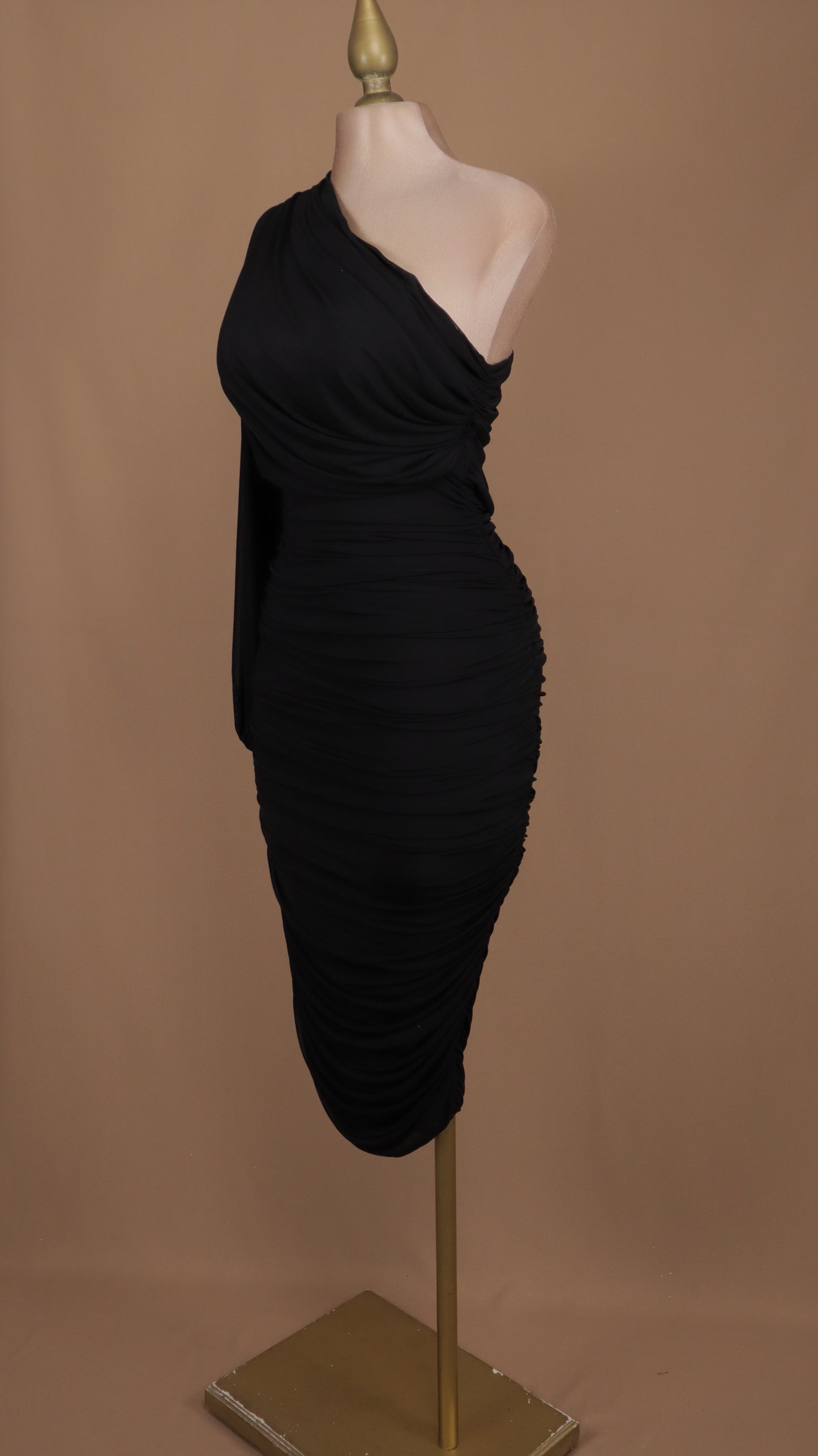 Vestido midi escote asimétrico manga larga