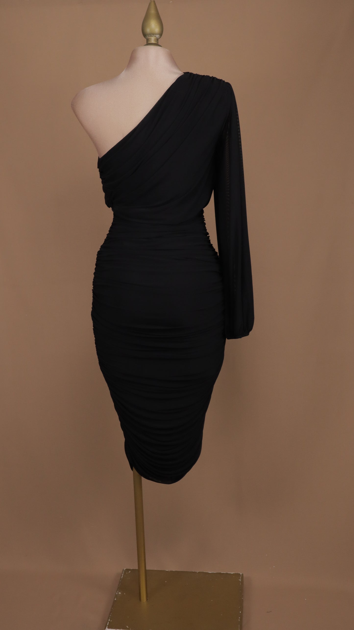 Vestido midi escote asimétrico manga larga