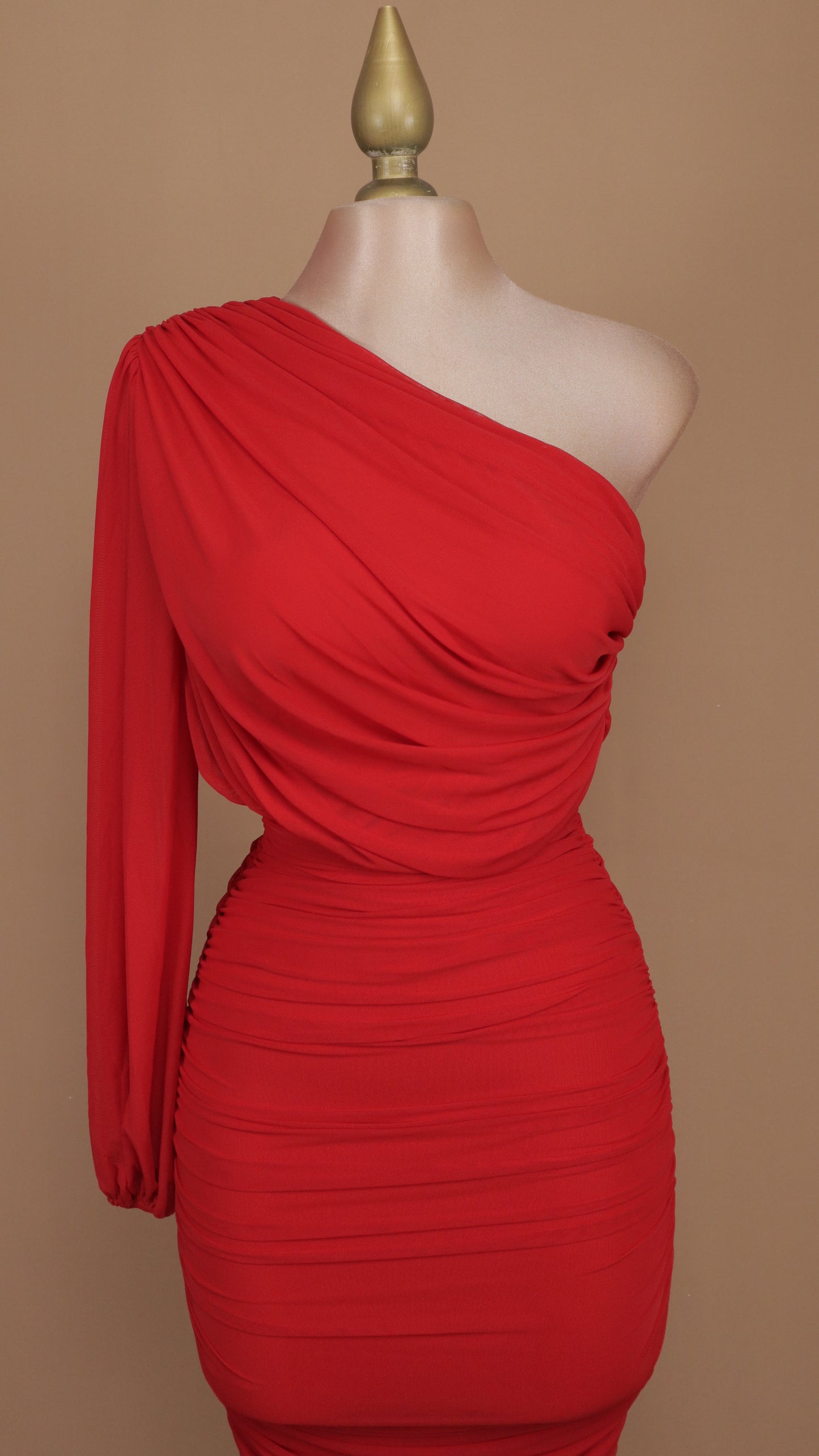 Vestido midi escote asimétrico manga larga