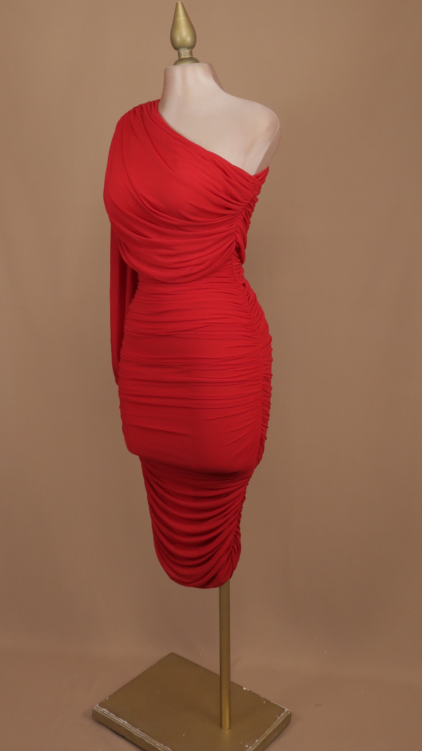 Vestido midi escote asimétrico manga larga