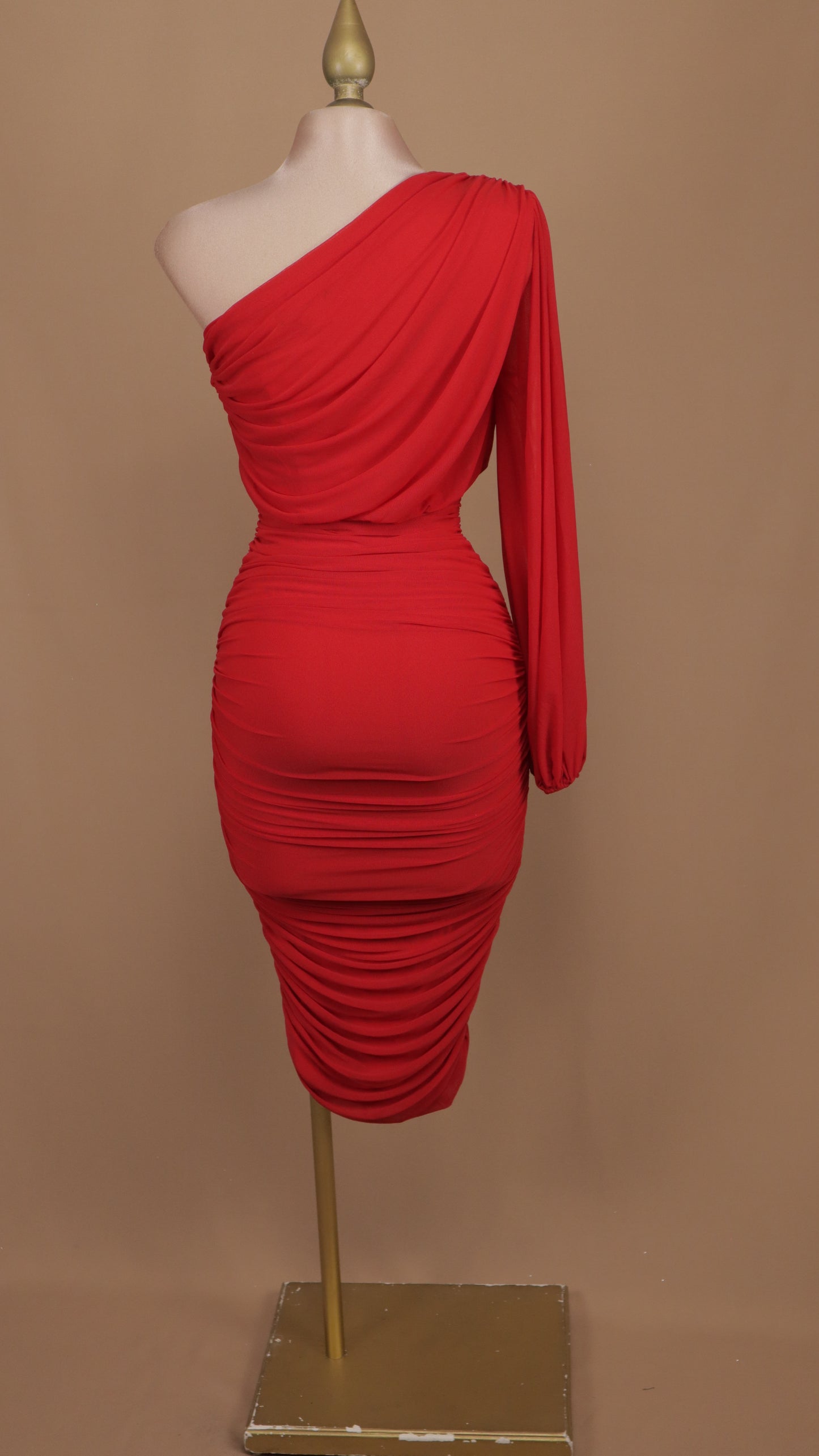 Vestido midi escote asimétrico manga larga