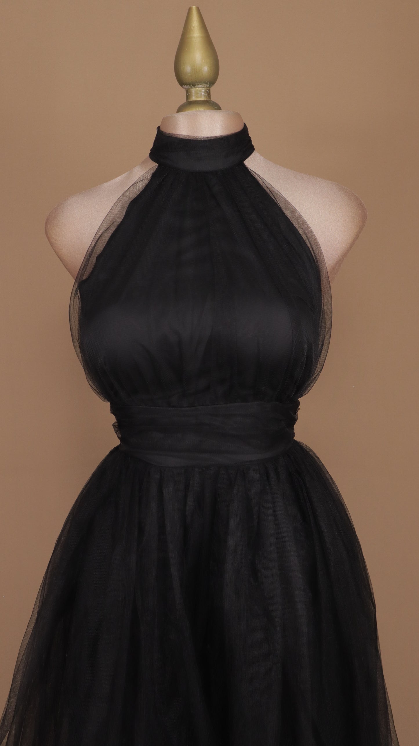 Vestido midi cuello halter de tul