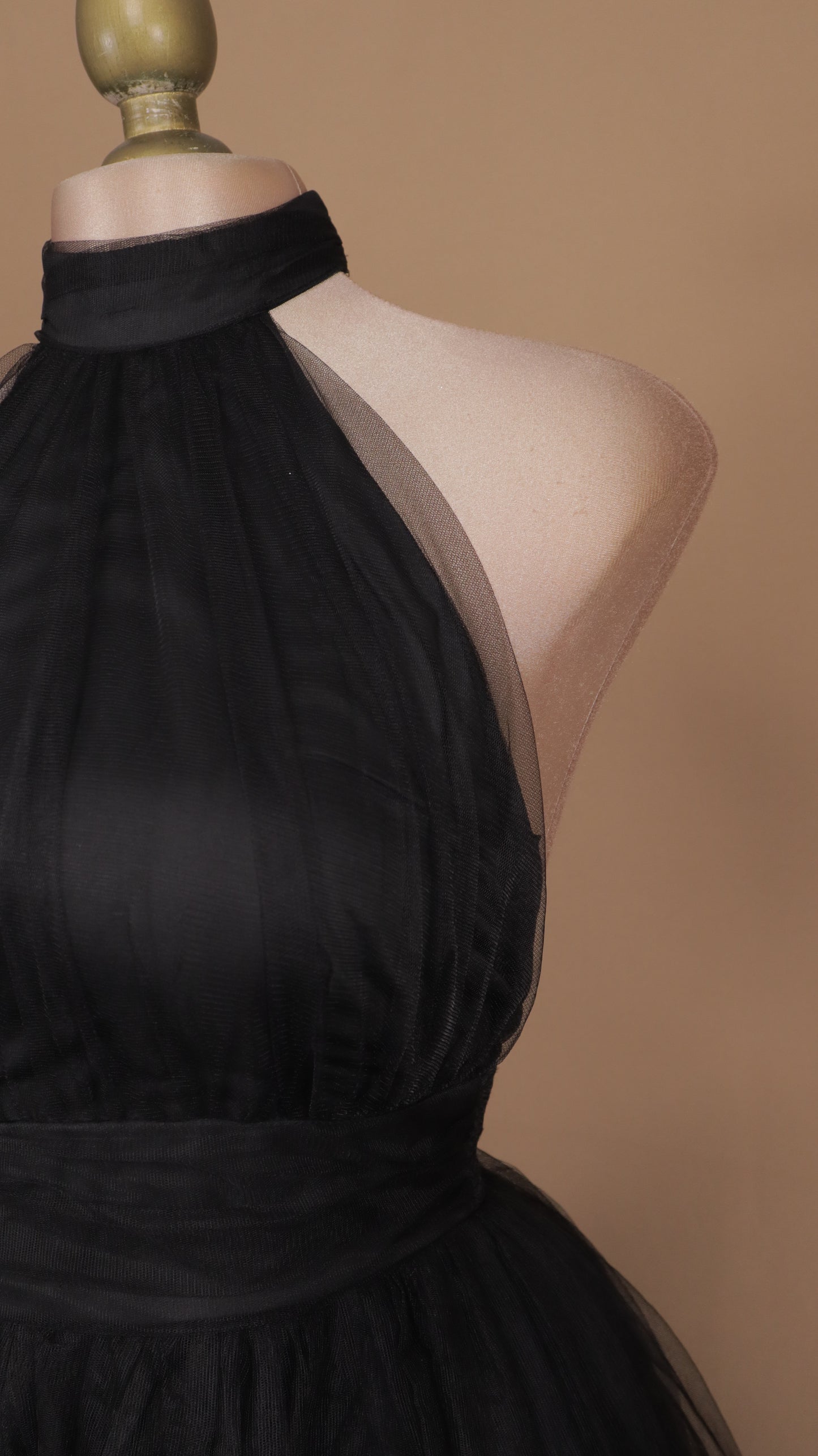 Vestido midi cuello halter de tul